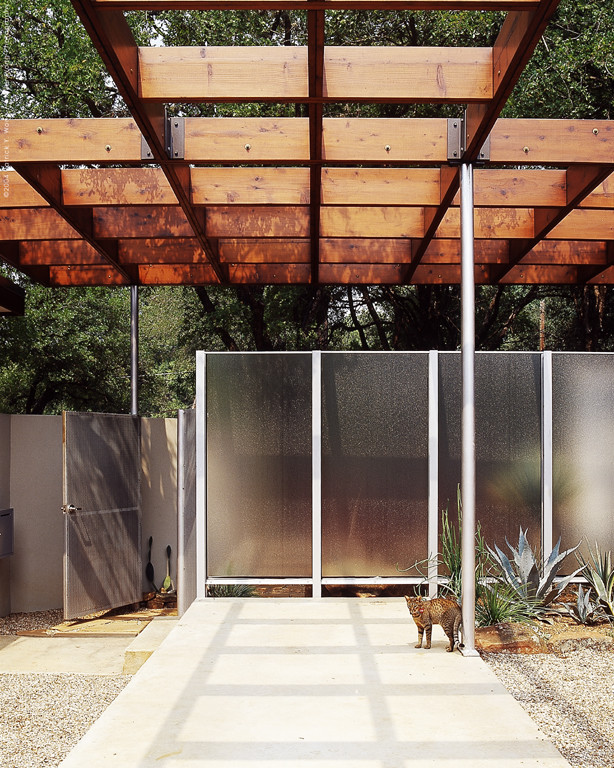Design ideas for a midcentury patio in Austin.