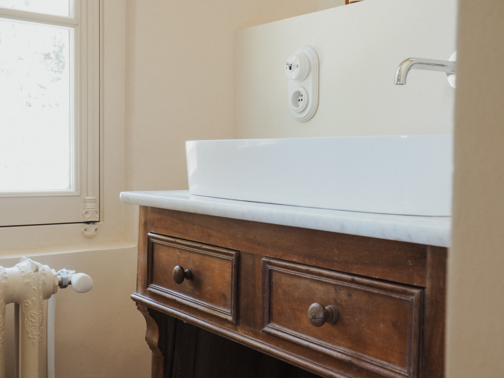 Inspiration pour une petite salle d'eau vintage en bois brun avec un mur beige, un sol en bois brun, un lavabo posé, un plan de toilette en marbre, un plan de toilette gris et meuble simple vasque.
