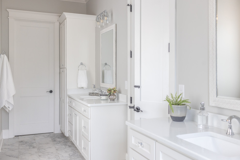 Foto på ett vintage vit en-suite badrum, med vita skåp, ett fristående badkar, en dusch i en alkov, grå väggar, klinkergolv i porslin, ett undermonterad handfat, bänkskiva i kvarts och med dusch som är öppen