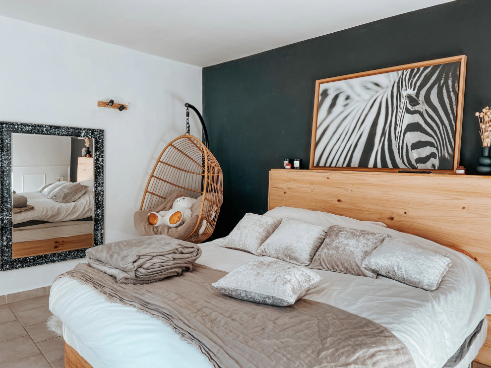 Großes Modernes Hauptschlafzimmer ohne Kamin mit schwarzer Wandfarbe und beigem Boden in Paris
