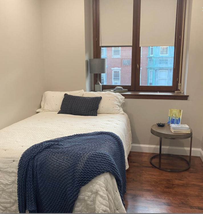 Kleines Modernes Gästezimmer mit grauer Wandfarbe in Boston