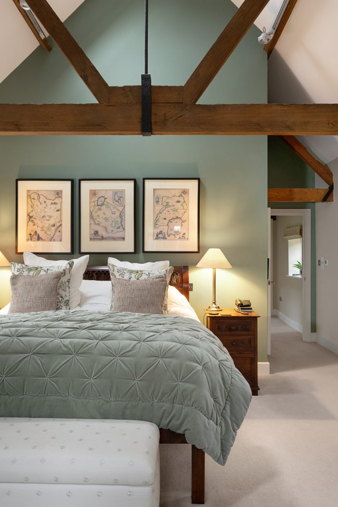Modelo de dormitorio principal tradicional renovado grande con paredes verdes, moqueta y suelo beige