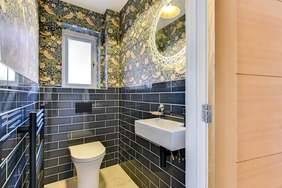 Idéer för ett litet eklektiskt toalett, med en vägghängd toalettstol, blå kakel, keramikplattor, flerfärgade väggar, klinkergolv i porslin, ett väggmonterat handfat och grått golv