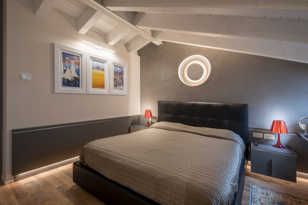 Imagen de dormitorio principal minimalista de tamaño medio con paredes grises, suelo de madera pintada, suelo marrón, vigas vistas y boiserie