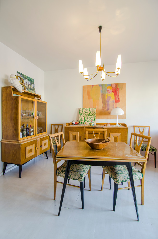 Imagen de comedor bohemio de tamaño medio abierto sin chimenea con paredes blancas