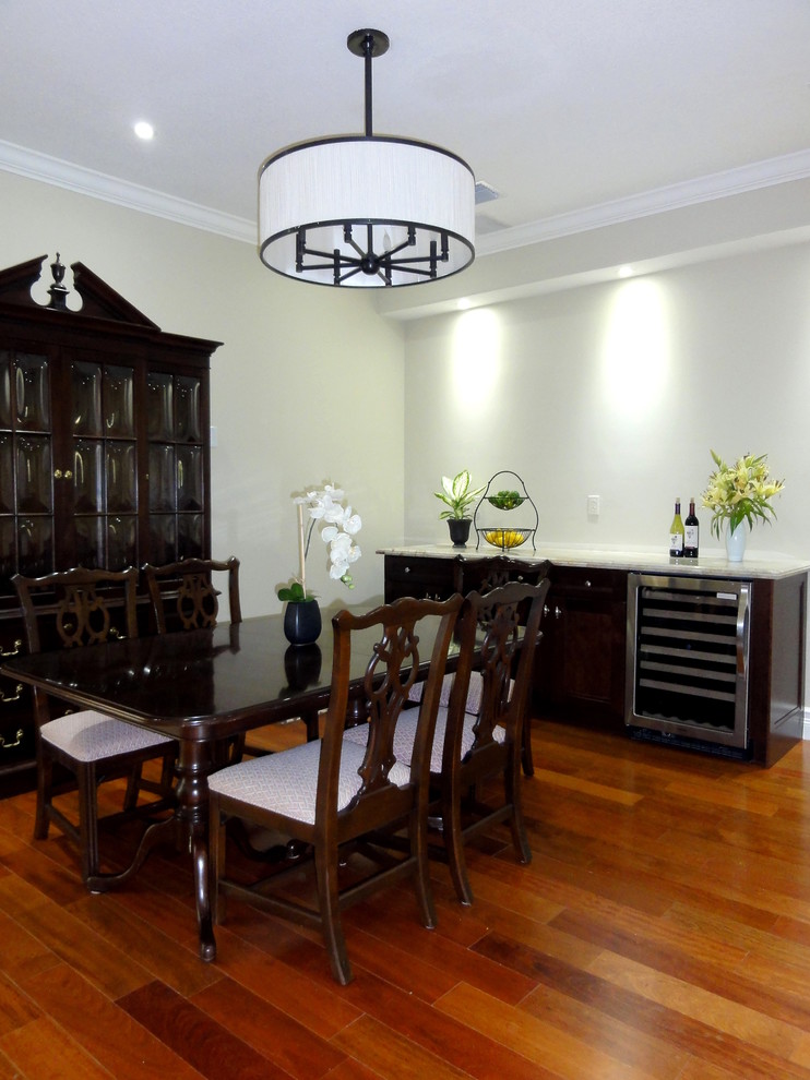 Exemple d'une grande salle à manger ouverte sur le salon chic avec un mur beige et un sol en bois brun.