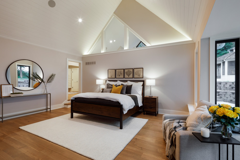 Foto de dormitorio abovedado actual con paredes grises, suelo de madera en tonos medios, suelo marrón y machihembrado