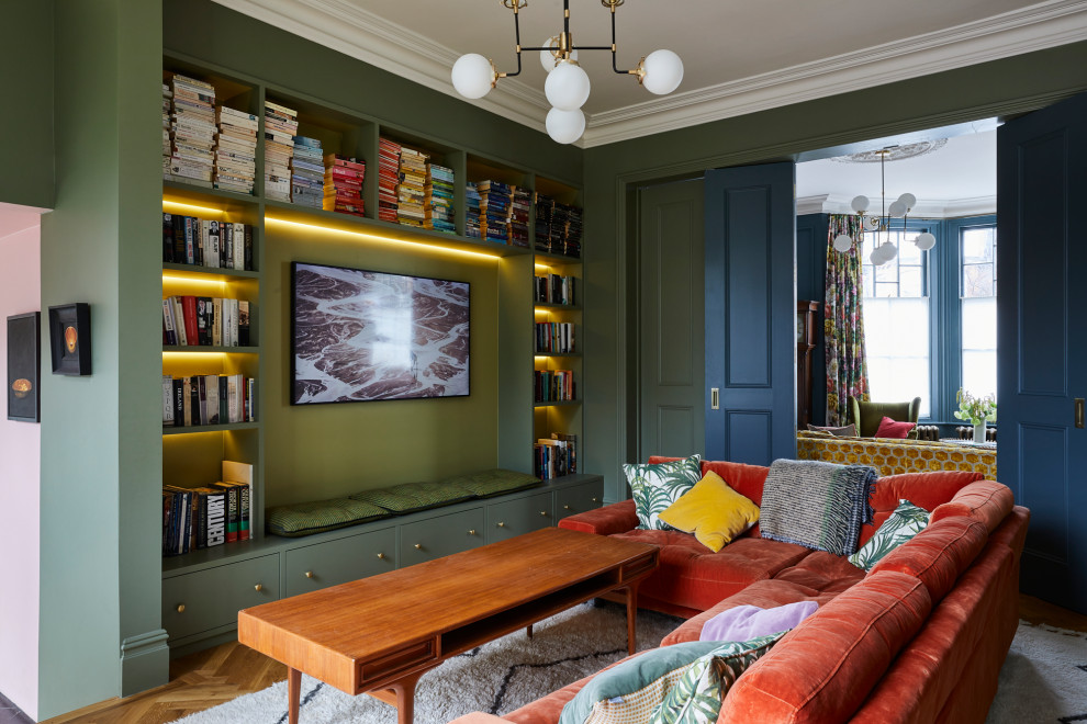 Idee per un ampio soggiorno eclettico con pareti blu e pavimento in legno massello medio