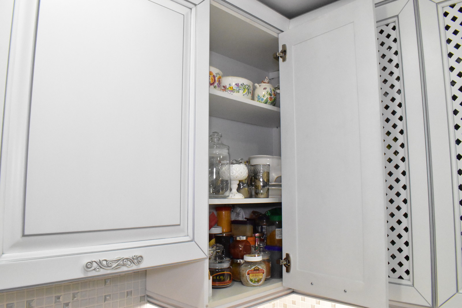 Кухня из массива бука, модель ЭКО в белом цвете с серебряной патиной