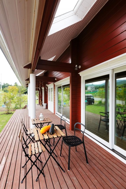 ゲストルームを併設した大型住宅ログハウス nordico-terraza-y-balcon
