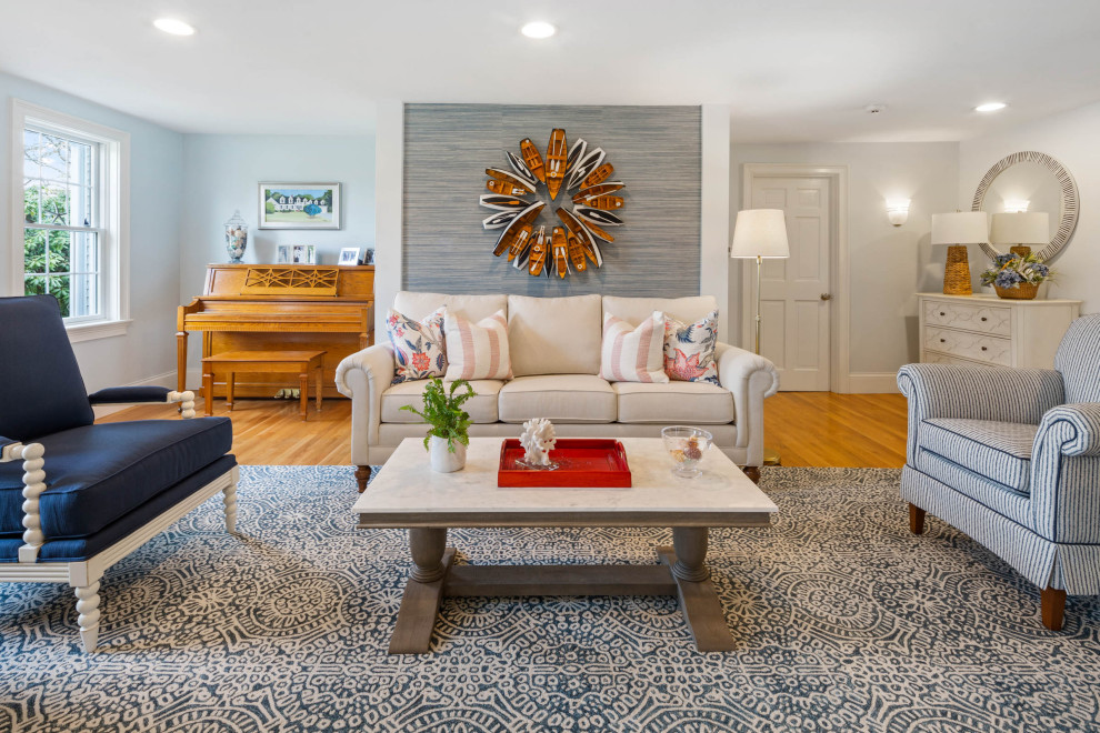 Großes, Fernseherloses, Offenes Maritimes Wohnzimmer mit blauer Wandfarbe, braunem Holzboden, Kamin, Kaminumrandung aus Holzdielen, braunem Boden und Tapetenwänden in Boston