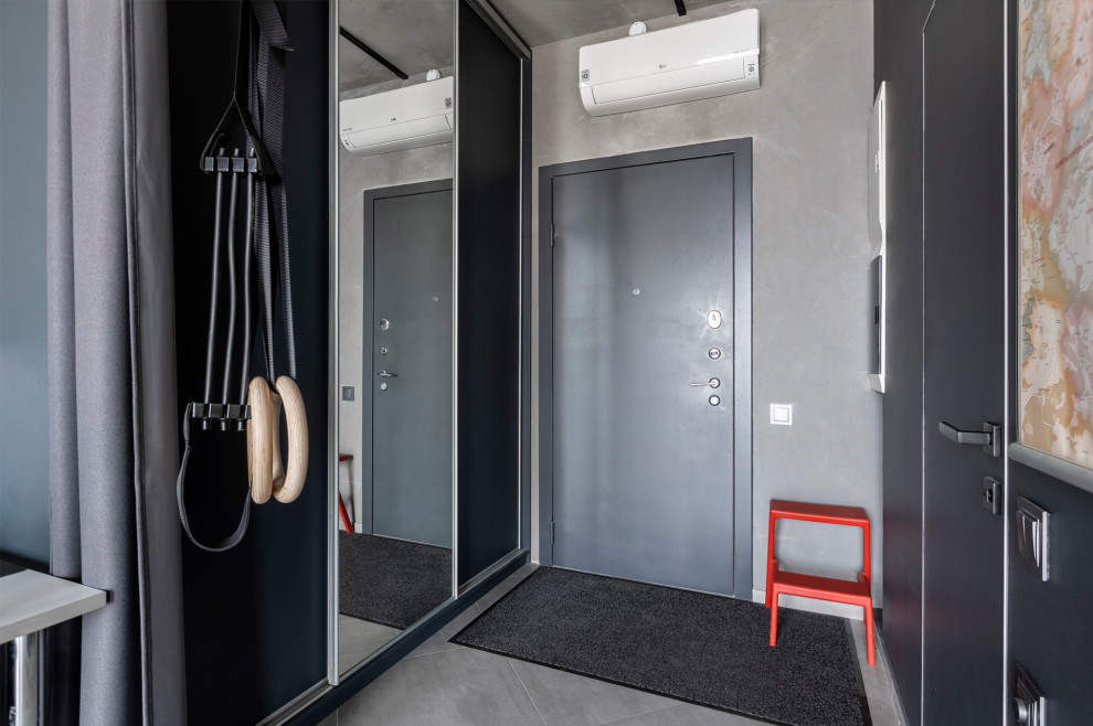 Идея дизайна: маленькая входная дверь в стиле лофт с серыми стенами, полом из керамогранита, одностворчатой входной дверью, серой входной дверью и серым полом для на участке и в саду