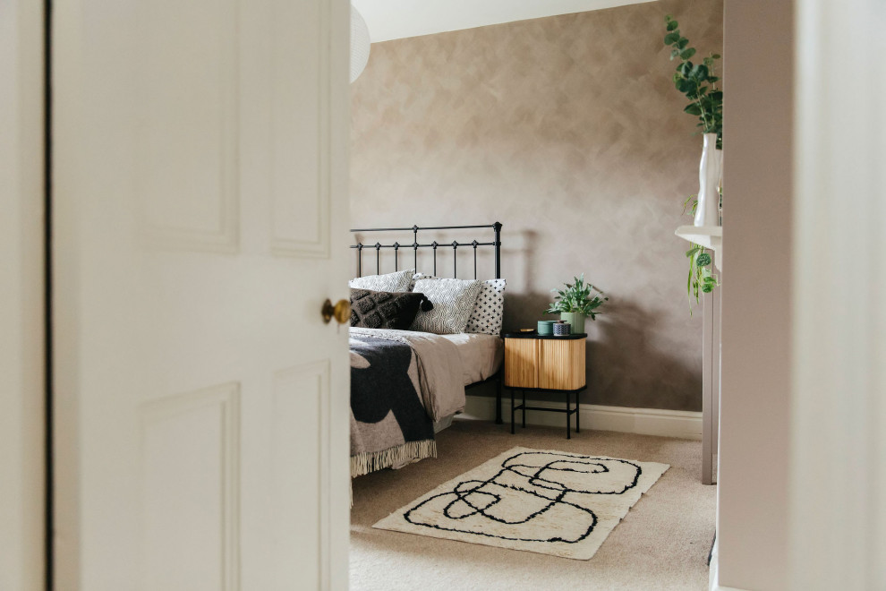 Источник вдохновения для домашнего уюта: хозяйская спальня среднего размера в современном стиле с коричневыми стенами, ковровым покрытием, стандартным камином, фасадом камина из штукатурки и бежевым полом