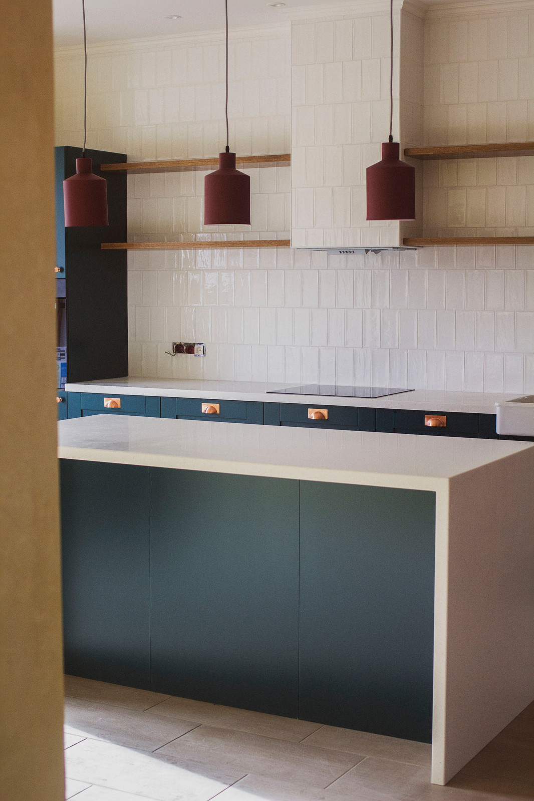 Изумрудная кухня в частном доме