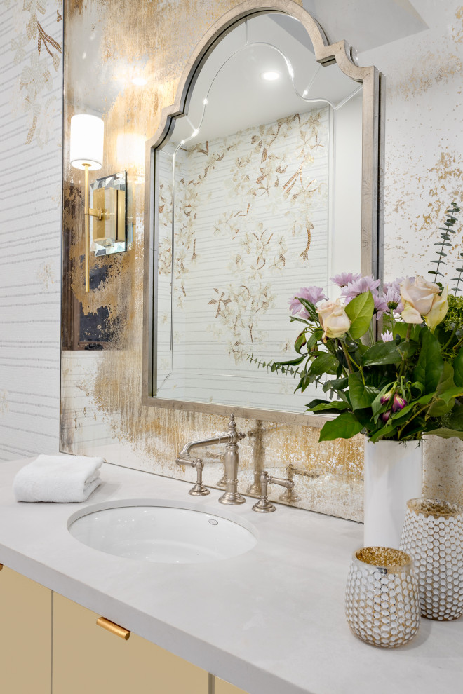 バンクーバーにあるトランジショナルスタイルのおしゃれな浴室 (白いキャビネット、珪岩の洗面台、壁紙) の写真