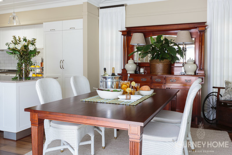 Inspiration for a transitional dining room in Canberra - Queanbeyan.