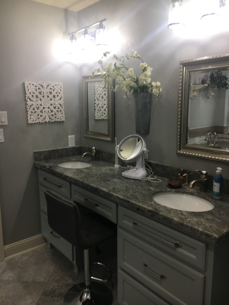 Home design - transitional home design idea in Houston