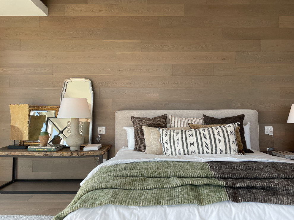 Cette photo montre une grande chambre parentale tendance en bois avec parquet clair et un sol beige.