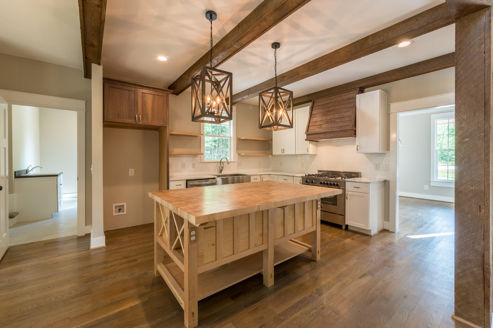 This is an example of a country kitchen in Raleigh.