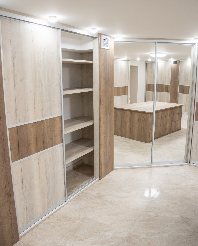 Гардеробная комната на цокольном этаже