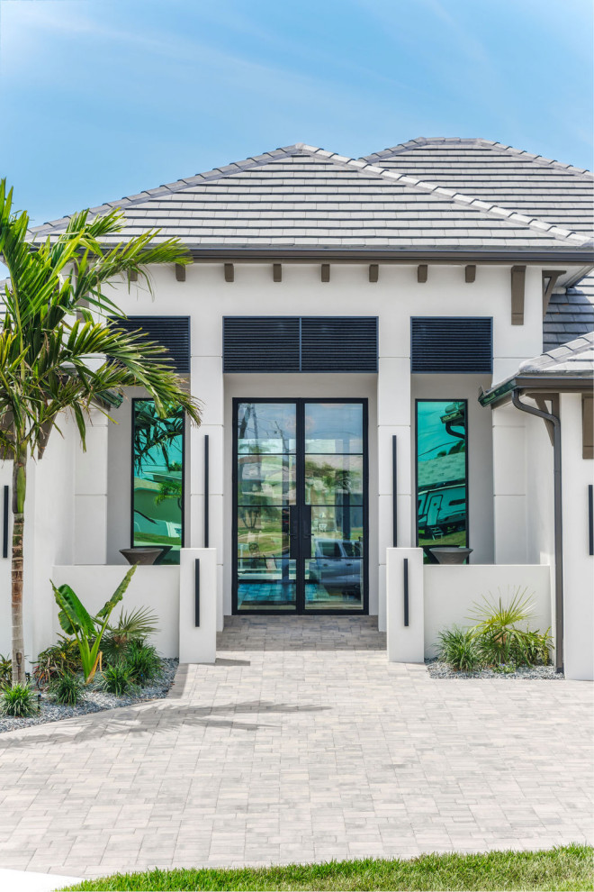 Große Nordische Haustür mit weißer Wandfarbe, Porzellan-Bodenfliesen, Doppeltür, Kassettendecke und Tapetenwänden in Miami