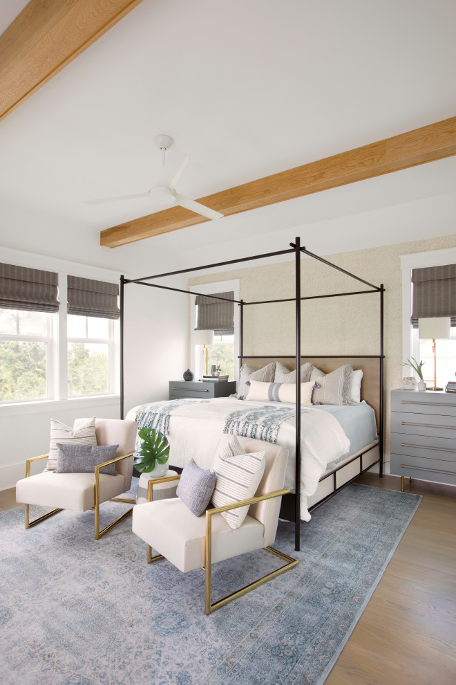 Foto de dormitorio marinero con paredes beige, suelo de madera en tonos medios, suelo marrón y vigas vistas