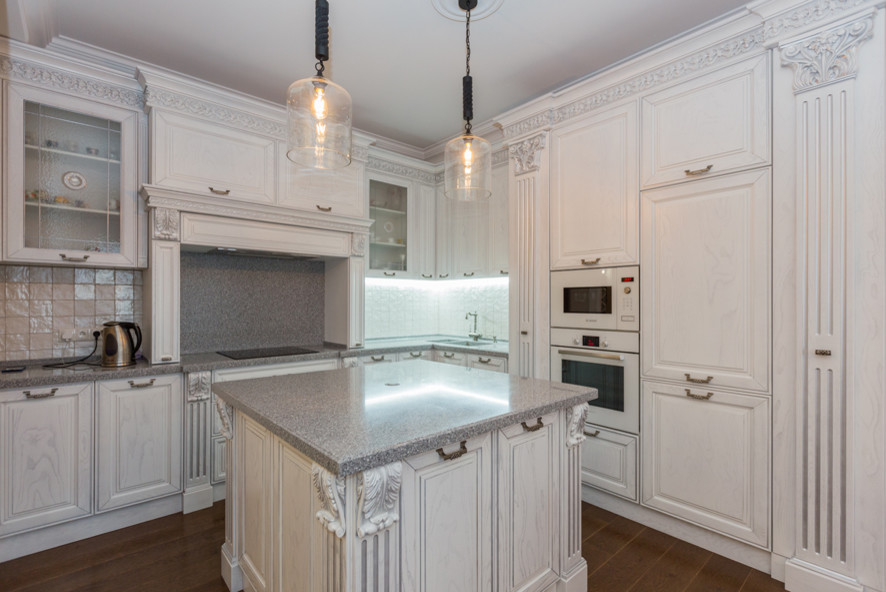 Кухня соединенная с гостиной зеркальным порталом. Реализованный проект