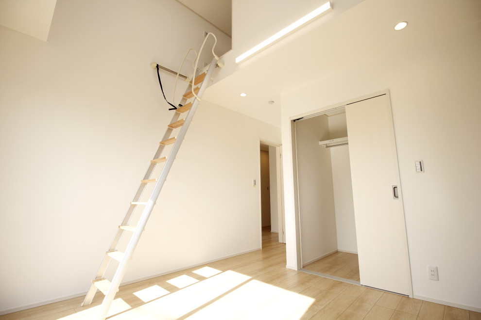 Modelo de dormitorio principal y blanco campestre de tamaño medio con paredes grises, suelo de contrachapado, suelo beige, papel pintado y papel pintado