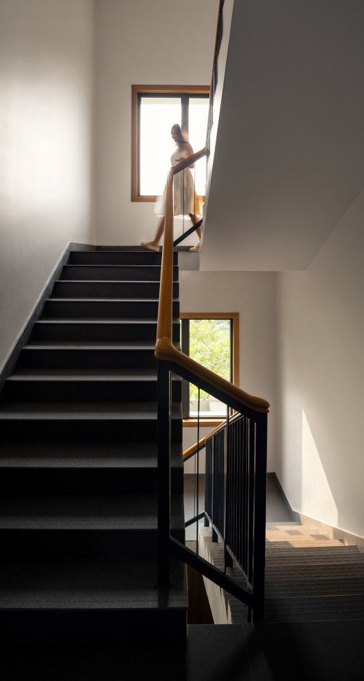 Photo of a contemporary staircase in Kolkata.