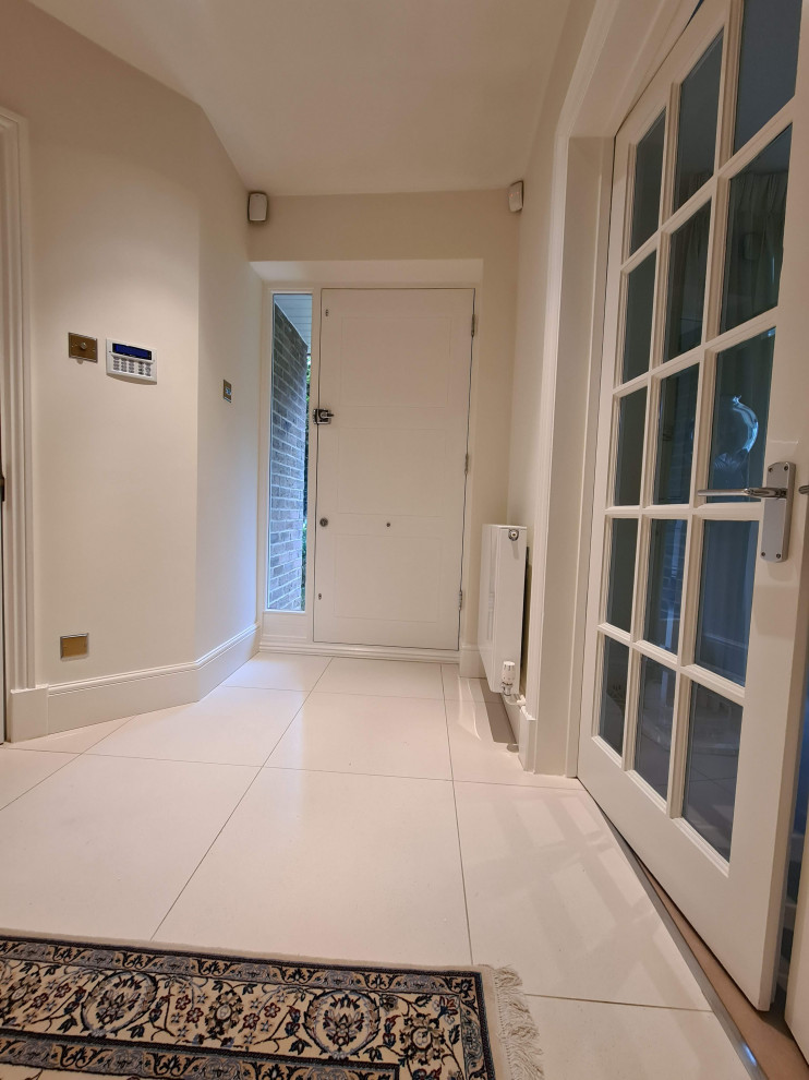 Große Moderne Wohnküche mit beiger Wandfarbe, Teppichboden, beigem Boden und gewölbter Decke in Surrey