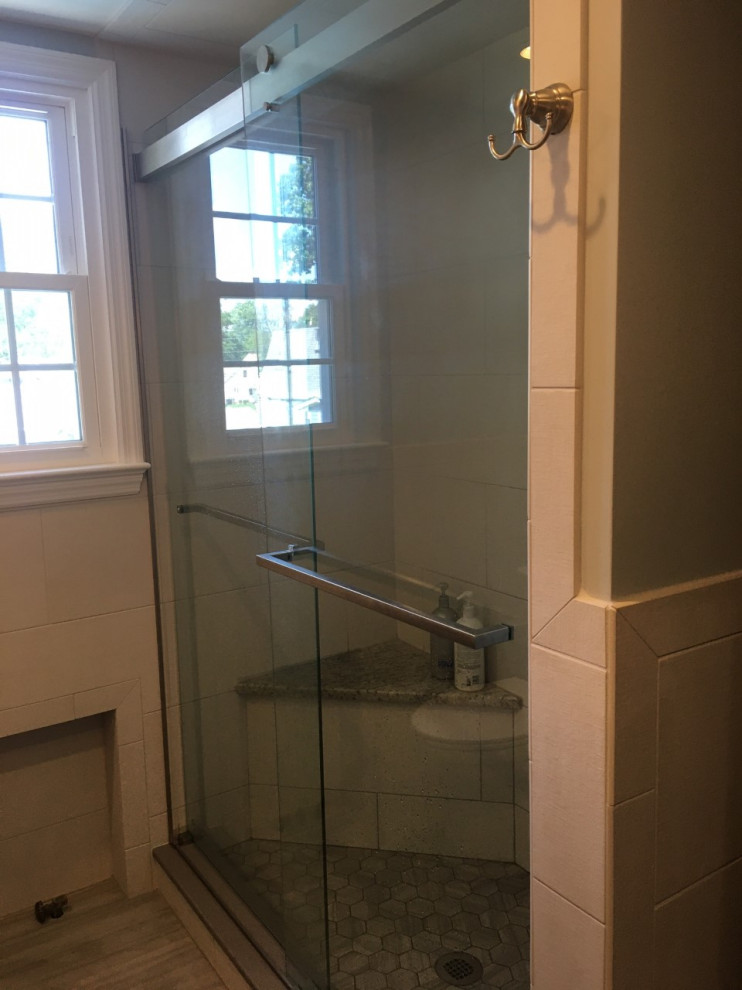 Foto de cuarto de baño tradicional renovado de tamaño medio con baldosas y/o azulejos en mosaico y encimera de granito