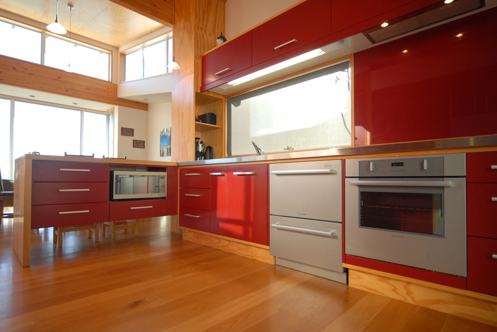 Design ideas for a contemporary kitchen in Napier-Hastings with red cabinets.