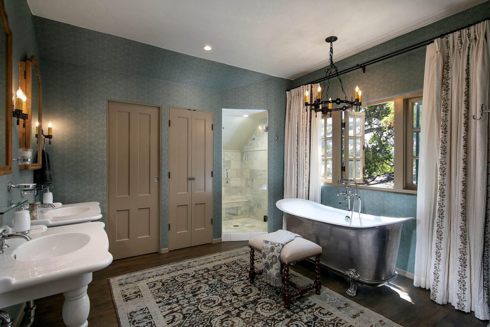 Exemple d'une grande salle de bain principale avec une baignoire sur pieds, une douche d'angle, un carrelage blanc, du carrelage en marbre, un mur bleu, parquet foncé, un lavabo de ferme, un sol marron, une cabine de douche à porte battante, un plan de toilette blanc, un banc de douche et meuble double vasque.