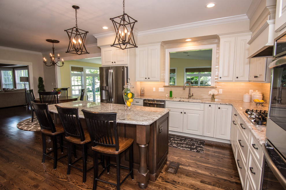 Transitional kitchen photo in St Louis
