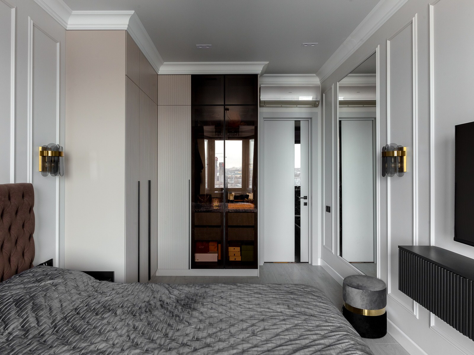 Шкаф-гардеробная с текстурными фасадами и скрытыми ручками