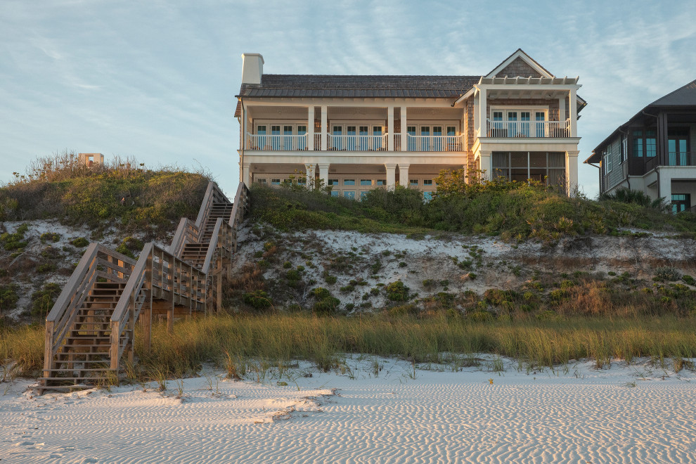 他の地域にあるビーチスタイルのおしゃれな家の外観 (ウッドシングル張り) の写真