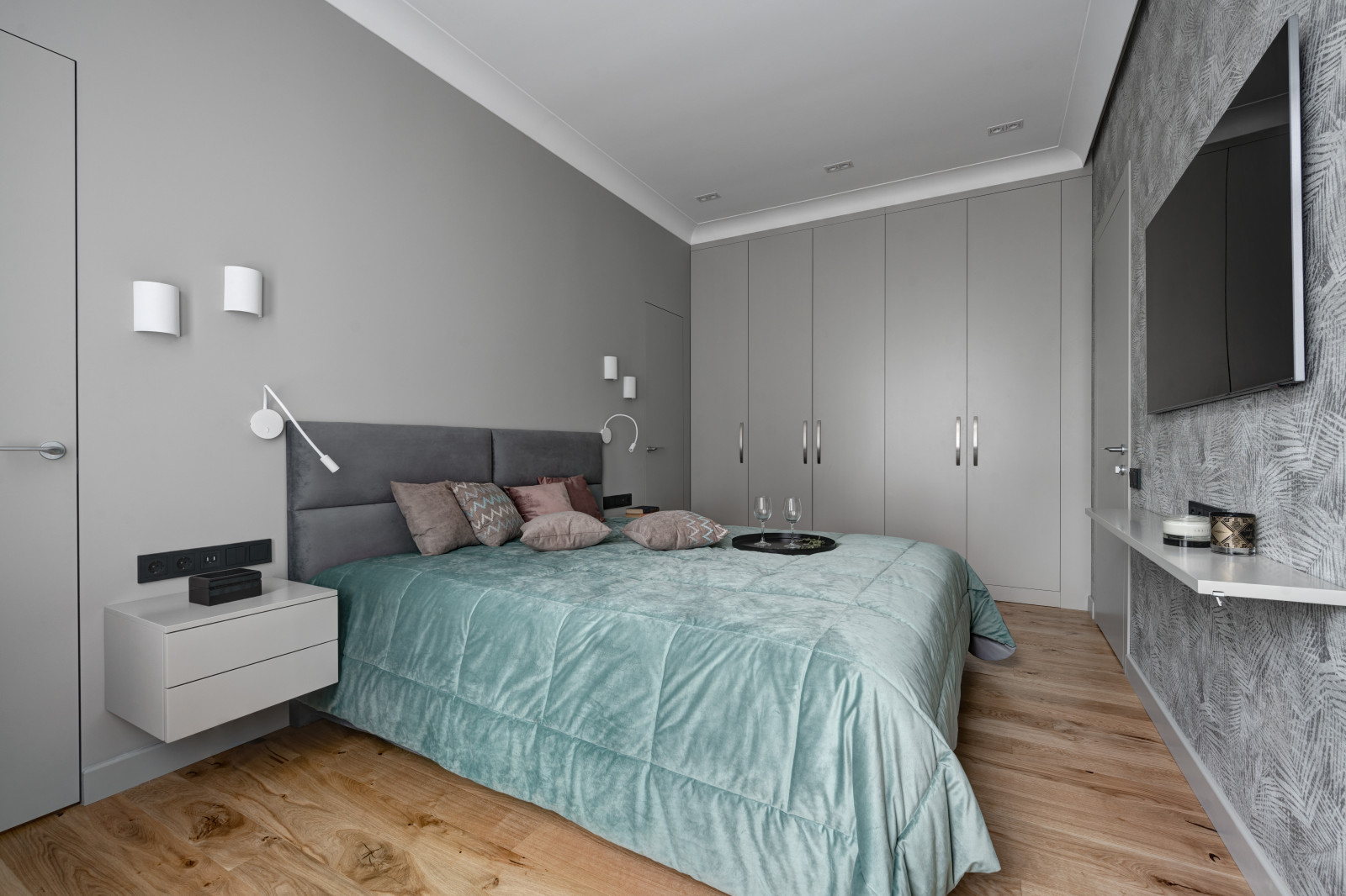 "Смокинг". Квартира на наб. Т. Шевченко