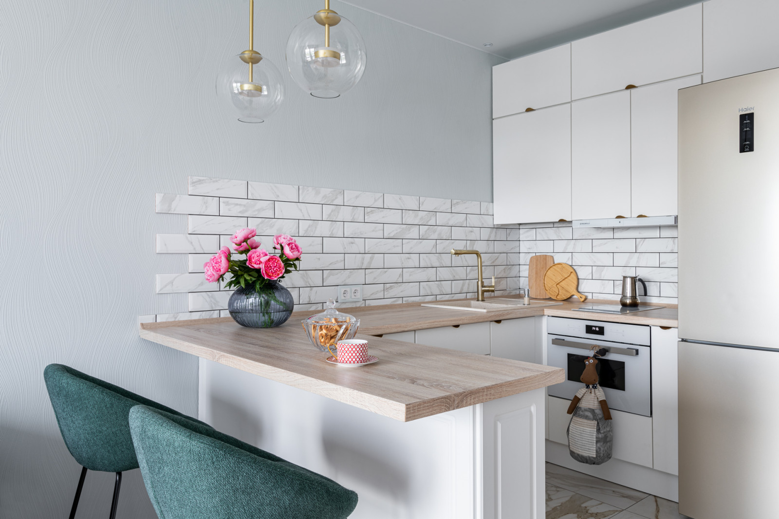 Белая кухня с полуостровом