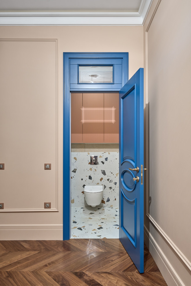 Классические двери ярко-синего цвета