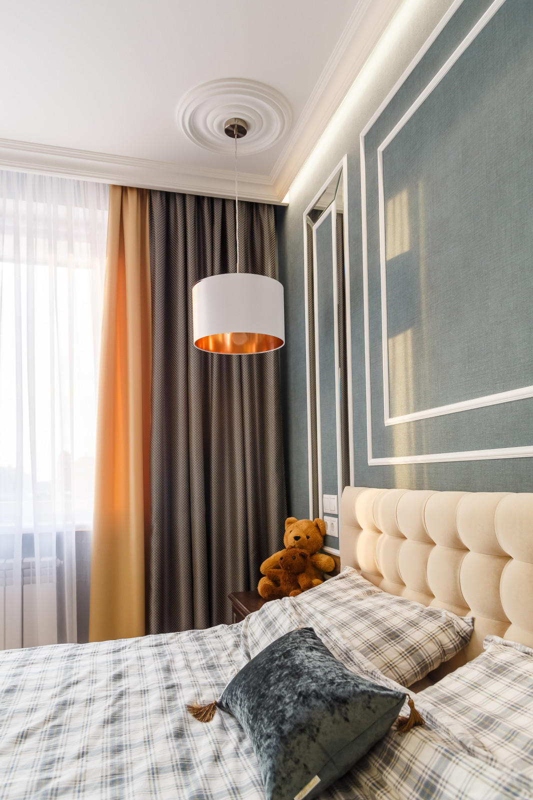 Разноцветная двухкомнатная квартира для девушки, которая любит вязать.