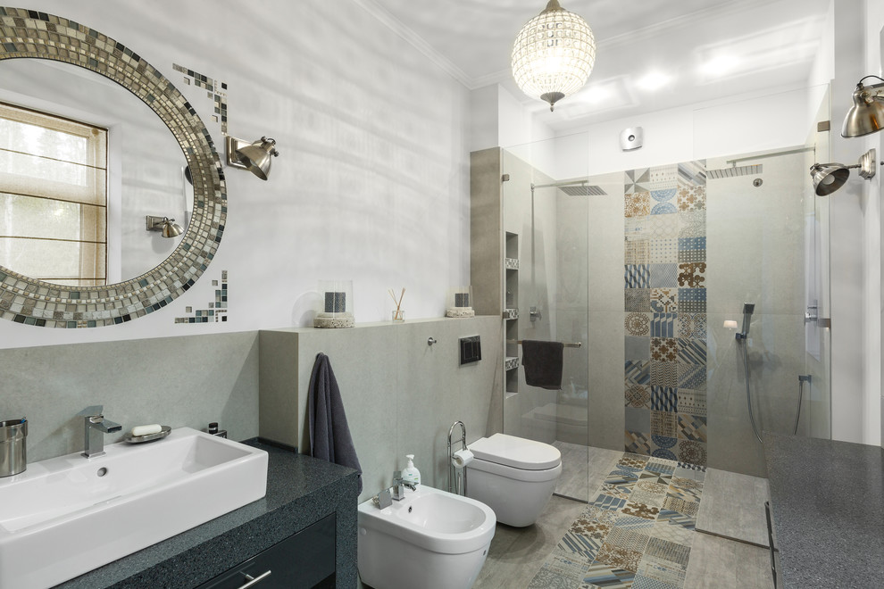Источник вдохновения для домашнего уюта: ванная комната в современном стиле с плоскими фасадами, черными фасадами, двойным душем, биде, разноцветной плиткой, серой плиткой, белыми стенами, душевой кабиной и настольной раковиной