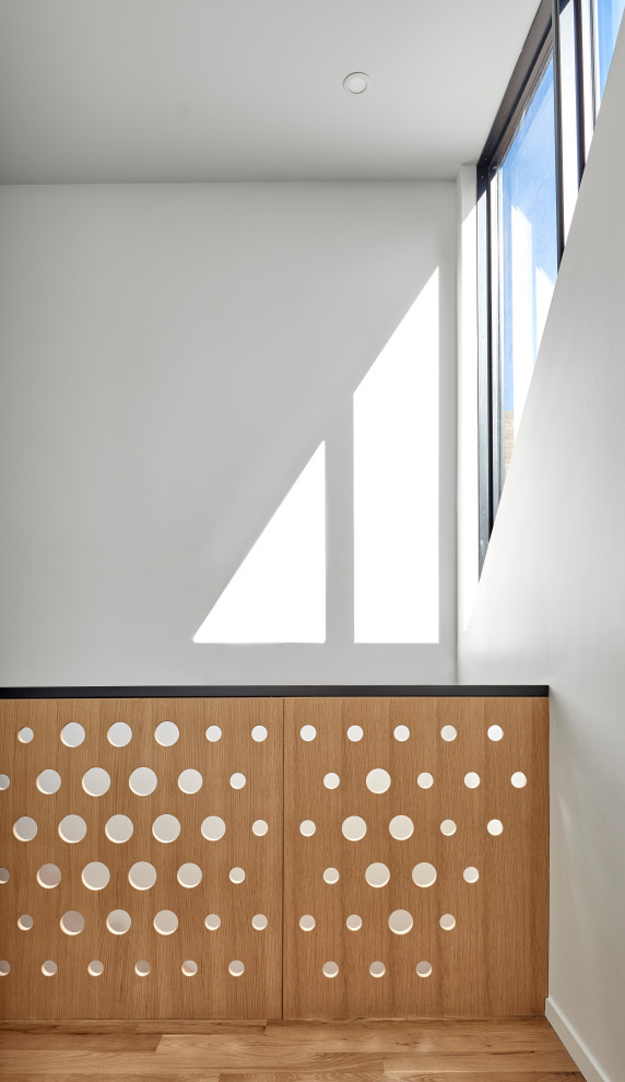 Diseño de escalera recta vintage pequeña con escalones de madera, contrahuellas de madera y barandilla de madera