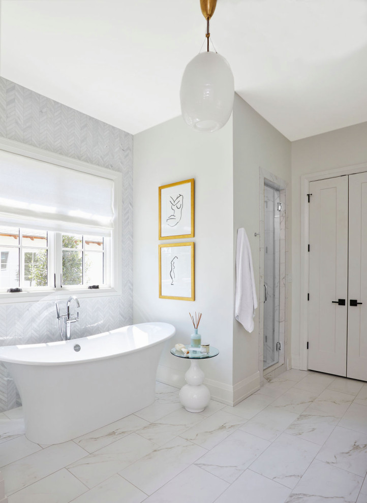 Bild på ett stort funkis vit vitt en-suite badrum, med vita skåp, ett fristående badkar, vita väggar, marmorgolv, ett undermonterad handfat, vitt golv och dusch med gångjärnsdörr