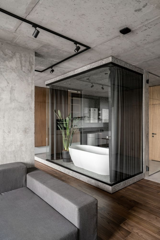 Идея дизайна: главная ванная комната среднего размера в стиле модернизм с фасадами с филенкой типа жалюзи, белыми фасадами, отдельно стоящей ванной, угловым душем, инсталляцией, серой плиткой, цементной плиткой, серыми стенами, бетонным полом, монолитной раковиной, столешницей из ламината, серым полом, открытым душем, белой столешницей, нишей, тумбой под две раковины, подвесной тумбой, сводчатым потолком и панелями на части стены
