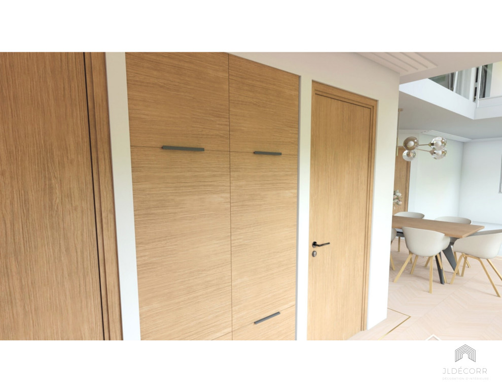 Imagen de distribuidor tradicional renovado de tamaño medio con paredes blancas, suelo de madera clara, puerta simple, puerta blanca, suelo blanco y bandeja