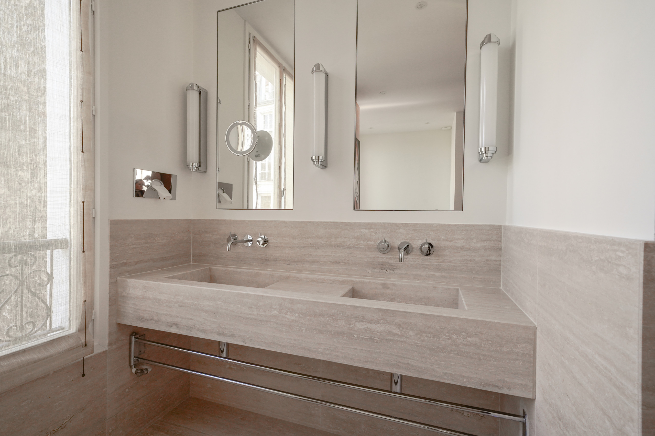 Double vasque suspendue en travertin