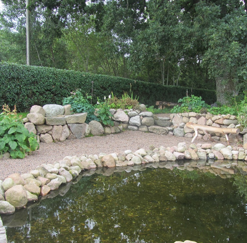Idéer för en mellanstor rustik formell trädgård i delvis sol framför huset på sommaren, med en damm och grus