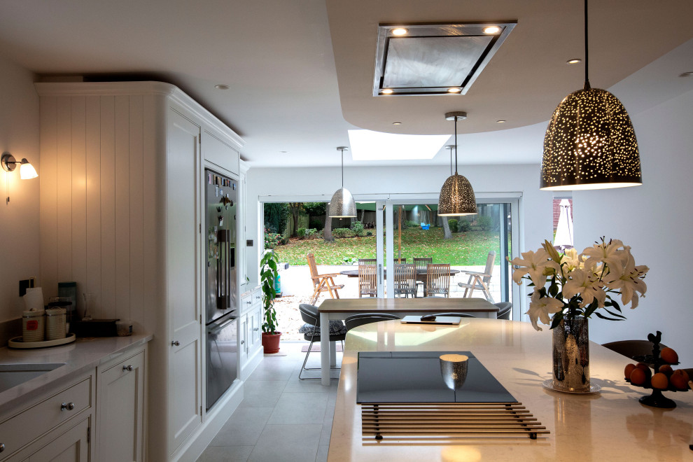 Offene, Mittelgroße Klassische Küche mit Marmor-Arbeitsplatte, Küchenrückwand in Beige, Kücheninsel und beiger Arbeitsplatte in Buckinghamshire