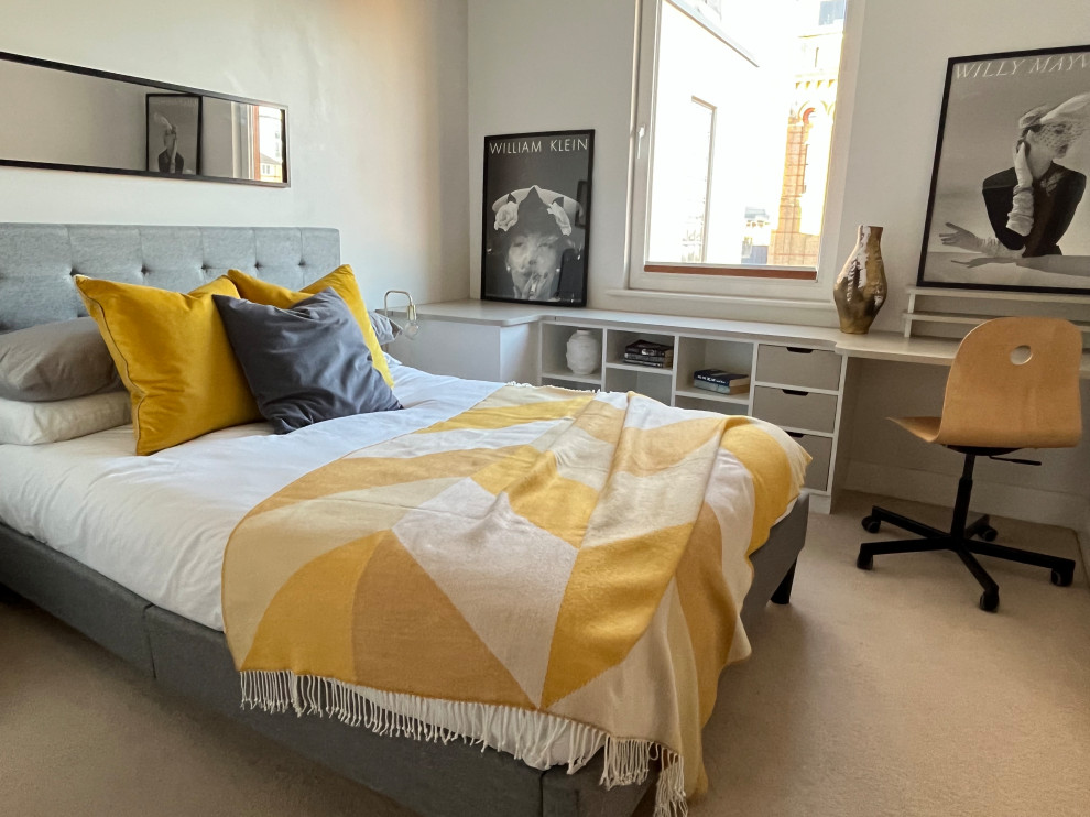 Imagen de habitación de invitados contemporánea de tamaño medio con paredes grises, moqueta y suelo beige