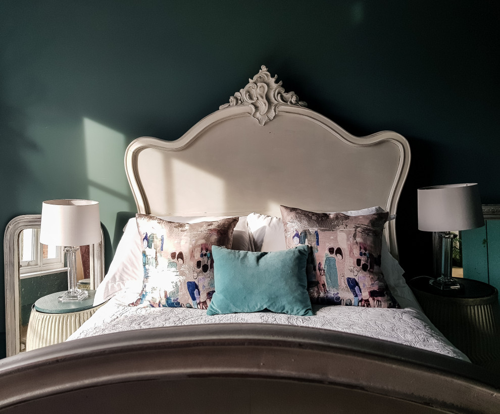 Источник вдохновения для домашнего уюта: гостевая спальня среднего размера, (комната для гостей) в стиле фьюжн с синими стенами